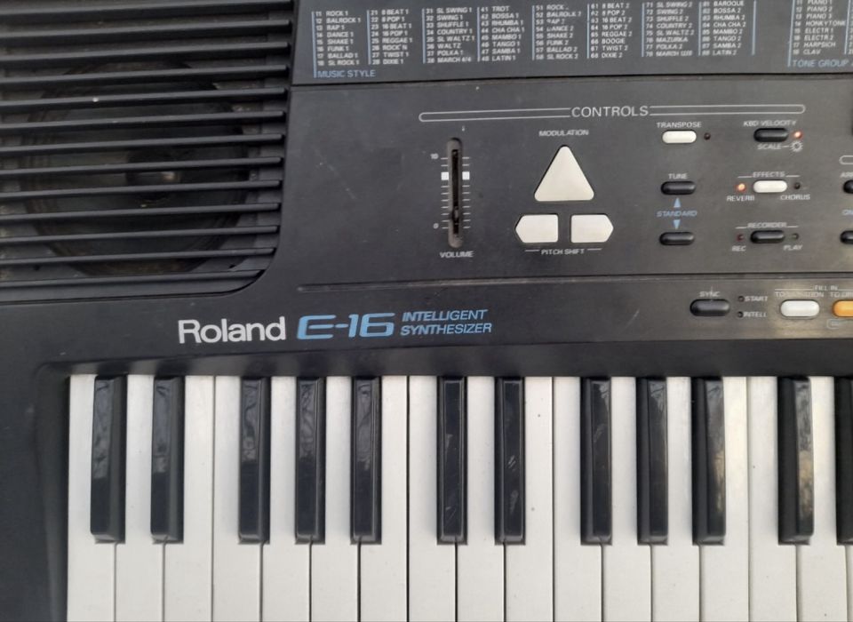 orga electronica - sintetizator Roland E-15 / Roland E-16