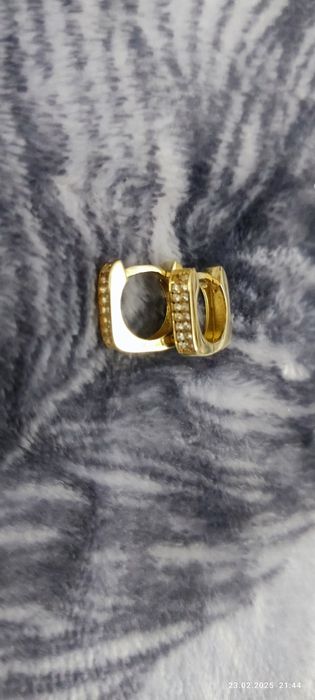 Продам золотые серьги, стильные