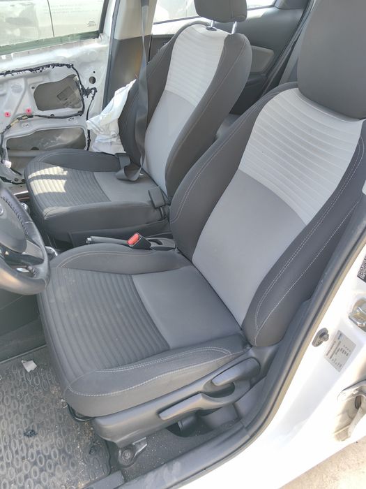 Седалки / Салон за Toyota Yaris  / Тойота Ярис 2019г