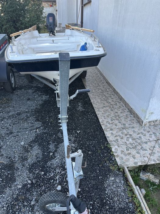 Vand barca cu motor.