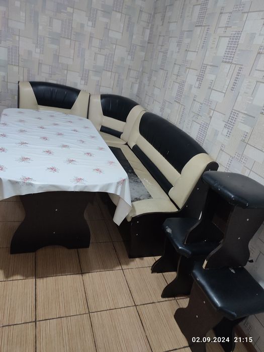 Кухонный уголок с четырьмя тобуретом