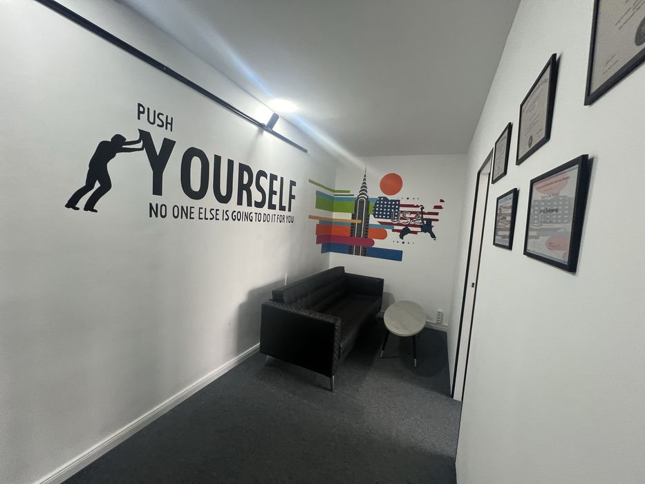 Черный кожаный диван