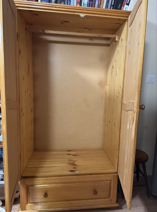 Дървен гардероб.