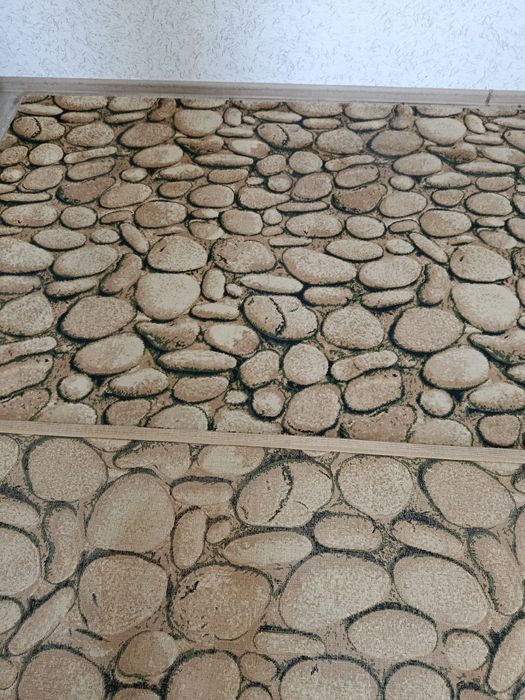 Продается ковер б/у З на 4