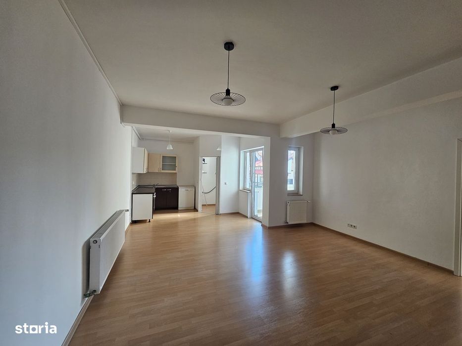 De inchiriat apartament 3 camere, centru, decomandat – 2 băi, balcon — fotografia 1