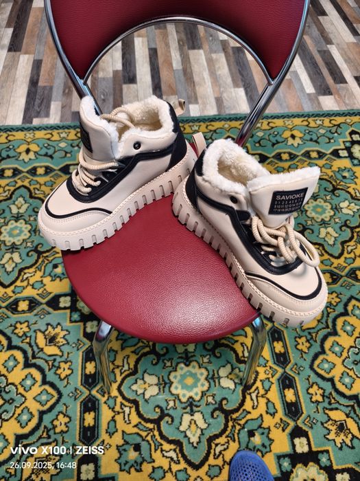 Продам кроссовки новые