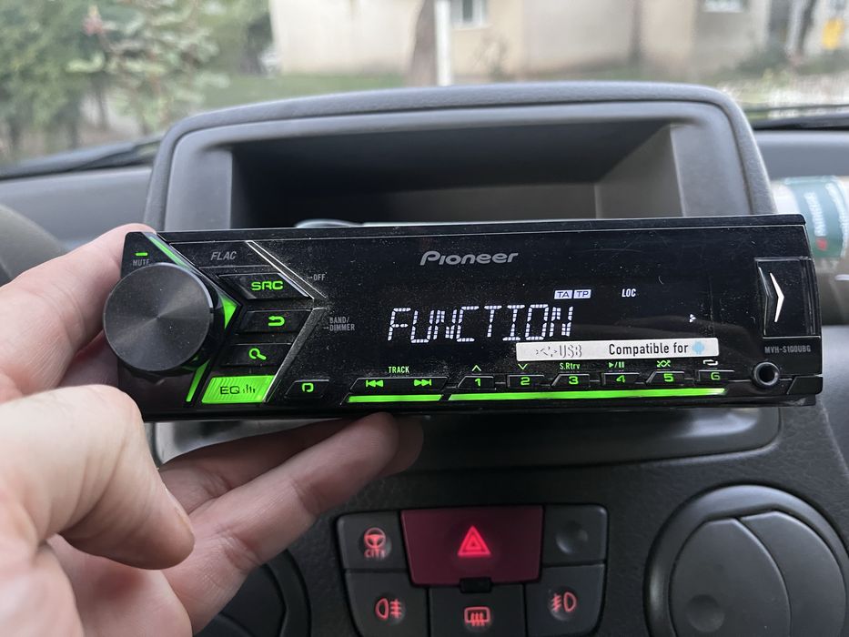 Radio auto pioneer cu usb si android