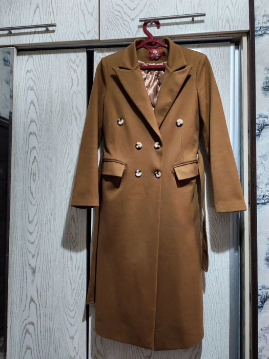 Ayollar uchun kuz qish mavsumiga mos palto