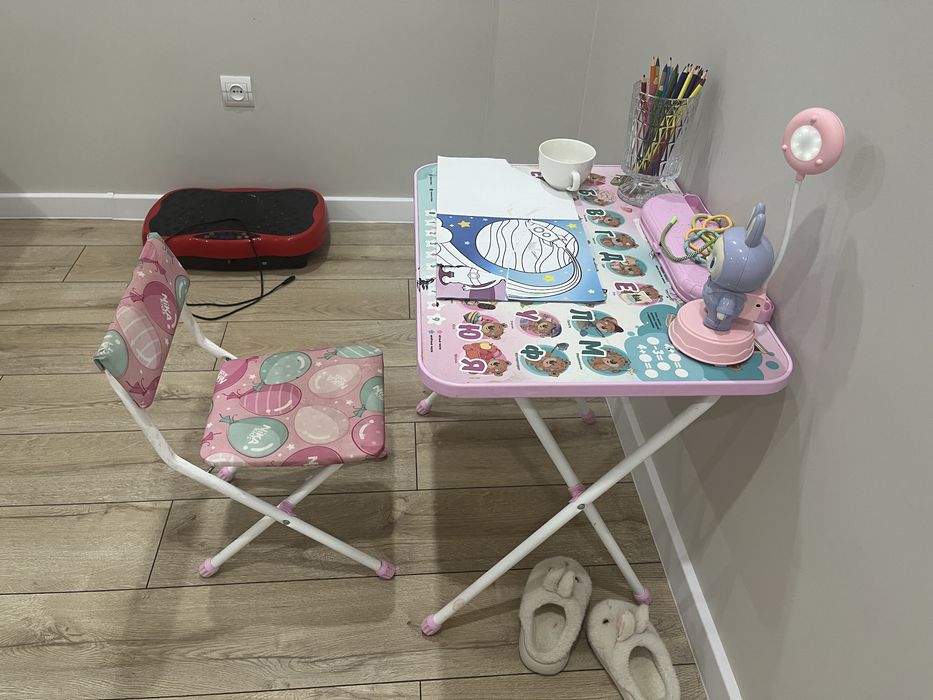 Парта и  стулья цвет розовый для девочек