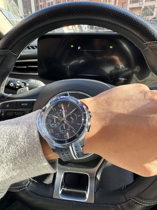 Часы Tommy Hilfiger новые в упаковке подарок