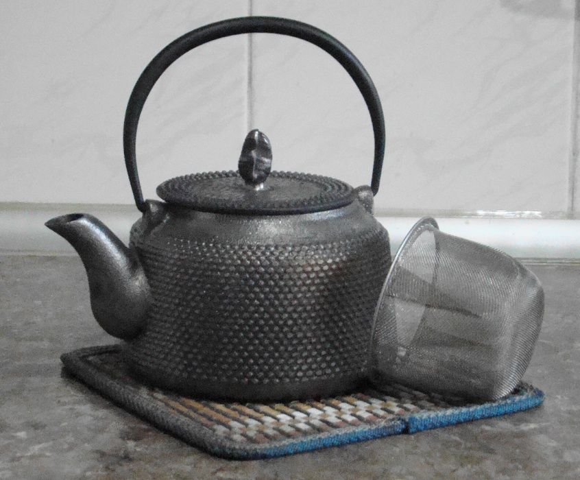 Продам заварочный чугунный чайник. 1 л.