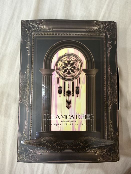 Продавам нов мини албум на DreamCatcher – „Road to Utopia“ (розов)