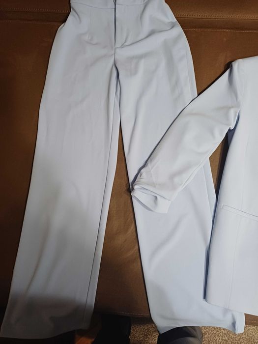 Спешно продавам  костюм, два пъти е носен. Отлично състояние.