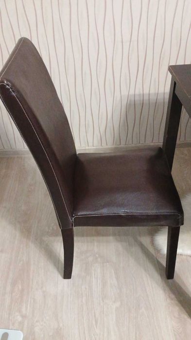 Трапезна маса с четири стола