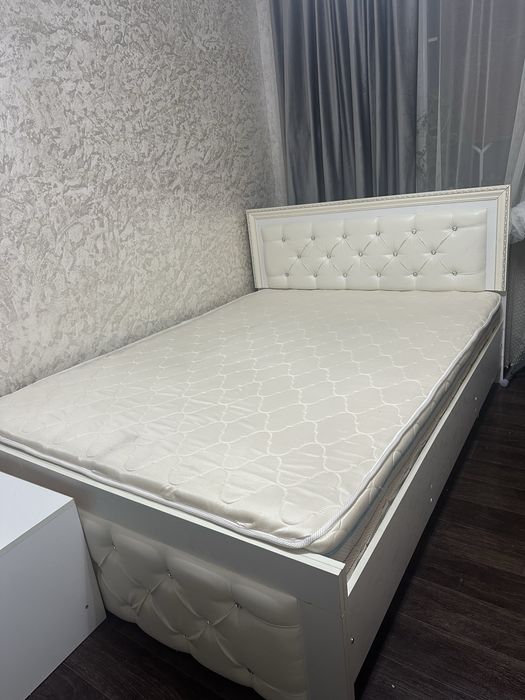 Кровать с тумбами