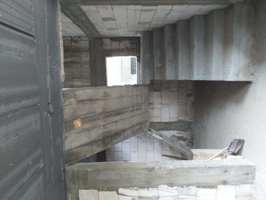 Constructii case la rosu preț convenabil