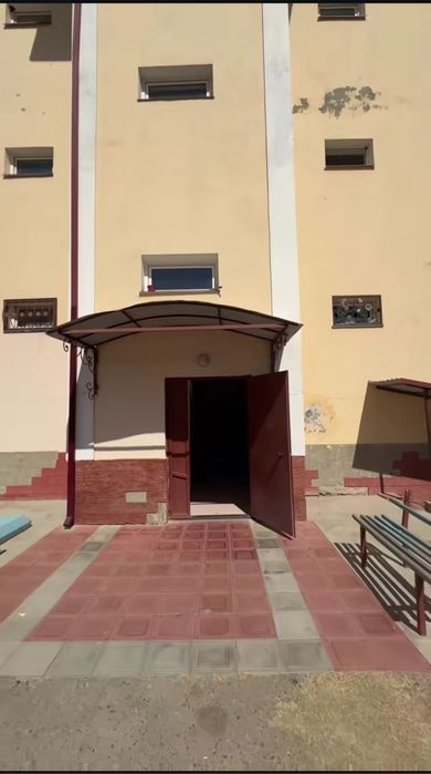 2 Etajdan 3 Honali kvartira sotiladi