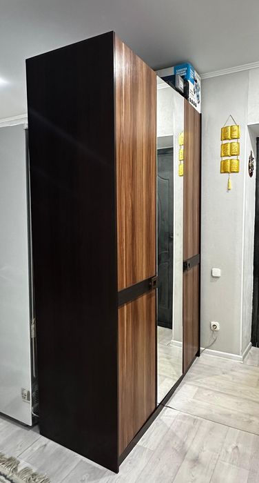 Шкаф плательный коричневый