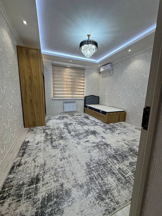 Oʻgʻil bola student va abituriyentlarga Qardu orqa darvoza. Dom