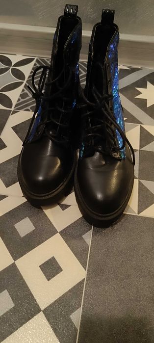 Елегантни дамски боти