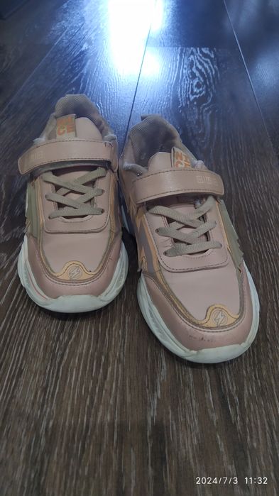 Кроссовки для девочек.