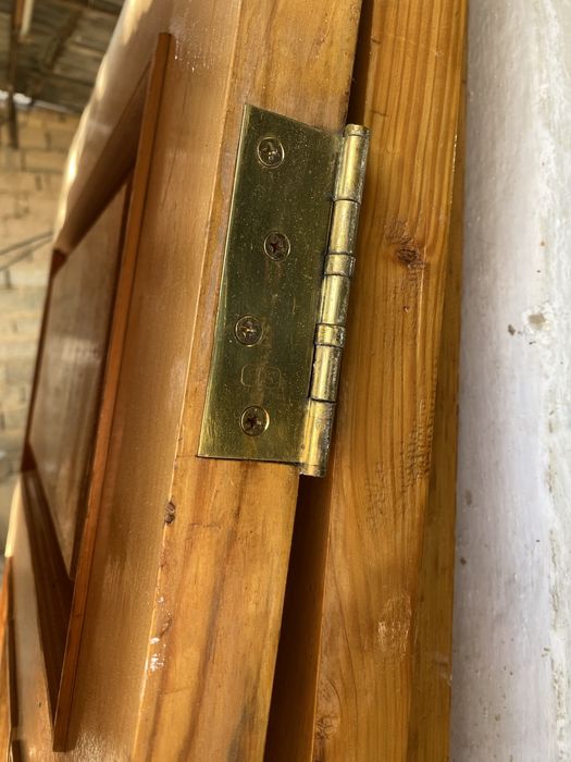 Срочно продам двери чисто из дерево в отличном состояние