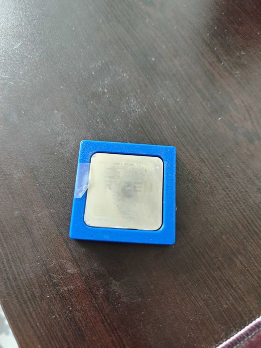 Продавам Ryzen 5 2400G Vega 11 в отлично състояние