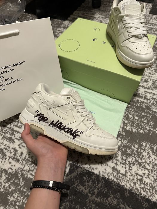 vand sau schimb cu trackuri albe 40-41 stare noua