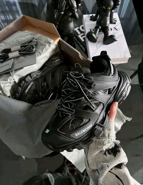 Сникърси Balenciaga  номер 36 -45

НАЛИЧНИ НОМЕРА: 35/ 36 /
