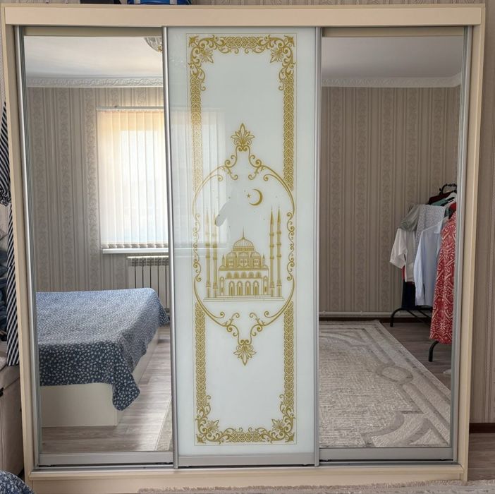 Трехсекционный Шифоньер