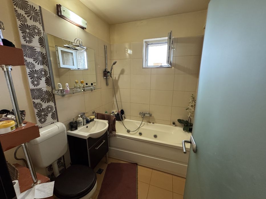 Vand apartament cu 3 camere decomandat