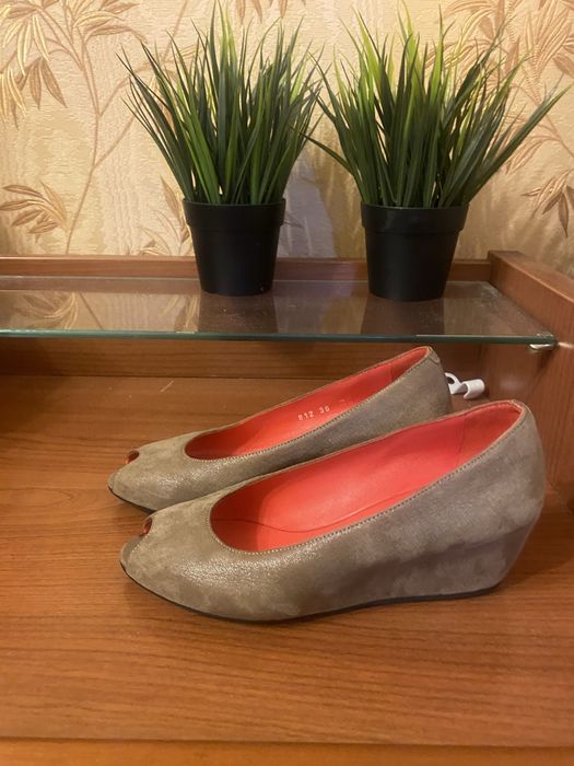 Продам женские туфли