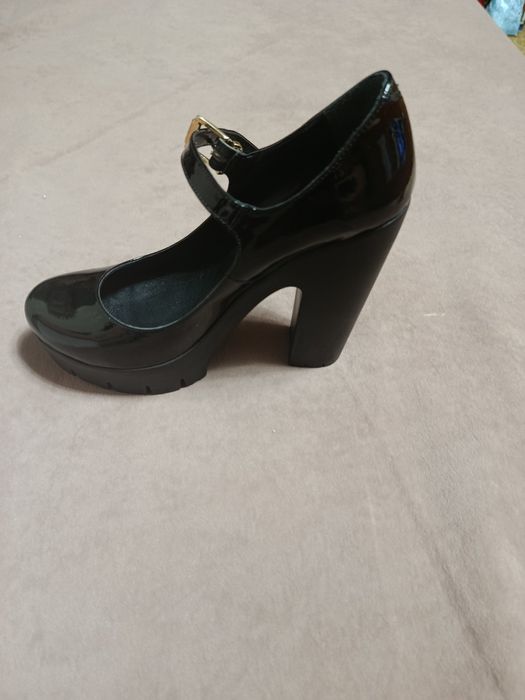 Продам ботильоны лакированные, новые,, 37рр