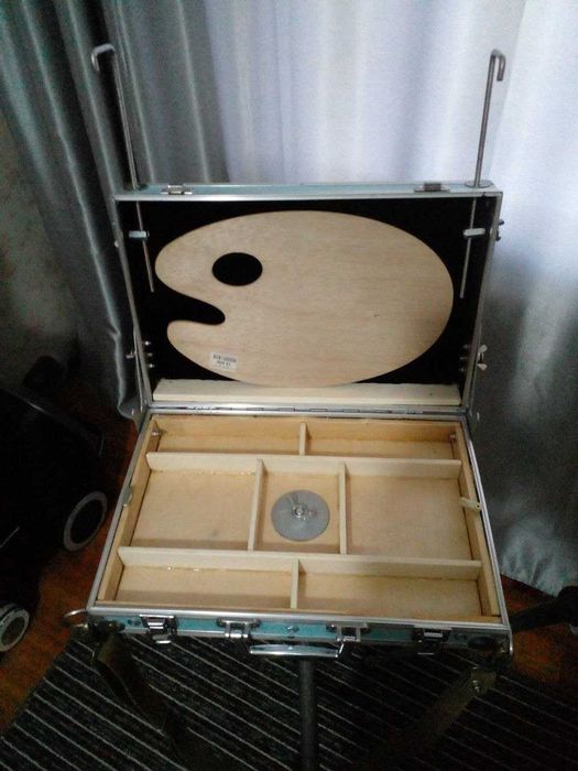 этюдники размеры  40+28+8  и  34+23+8   есть кисточки.