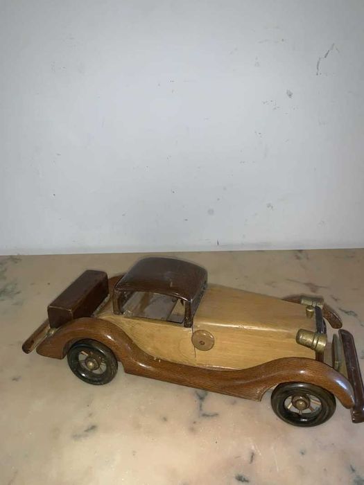 Mașina de jucărie - model cadillac din lemn