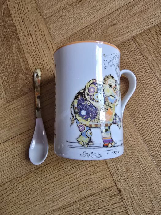 Чисто нова чаша с лъжичка към нея