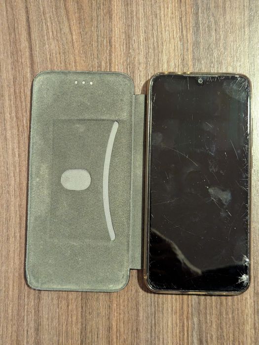 Redmi Note 7 с разбитыми стеклами.