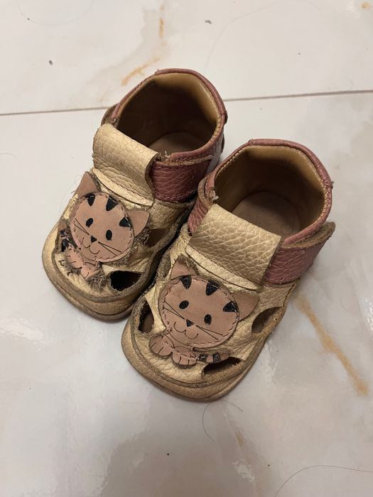 Bebe-2 costume baie, palarie si papucei la 60 lei