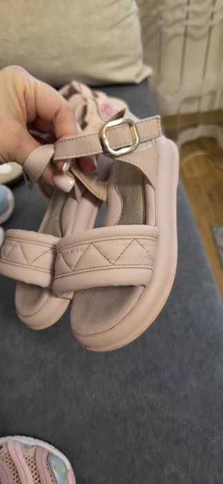 Детскую обувь 5 пар