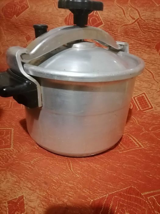 Домашни потреби-чаши, купи, тенджера