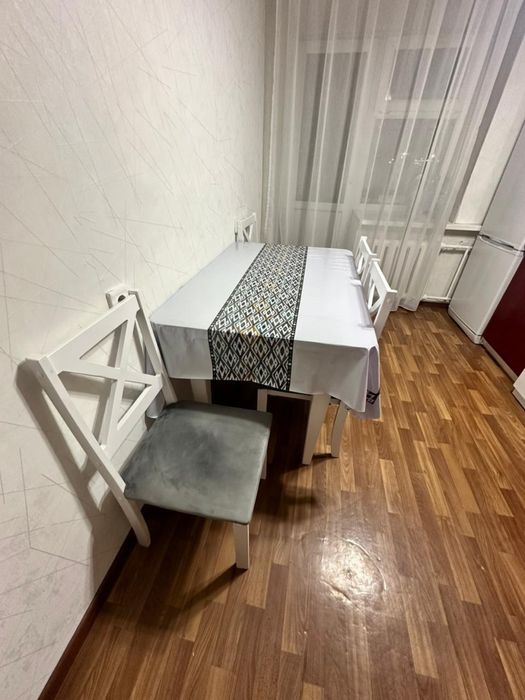 Стол со стульями