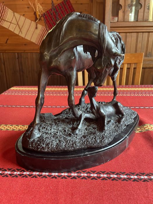 Бронзова фигура- статуетка