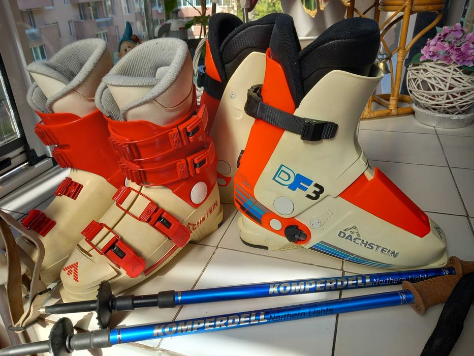 Ски, автомати, ски обувки, щеки и термо ръкавици.