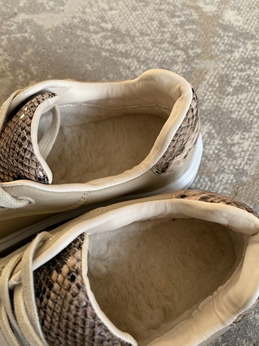 Продается обувь.