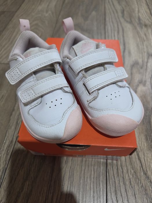 Обувки за момиче Nike
На Nike широк модел, номер 23.5, стелка около 14