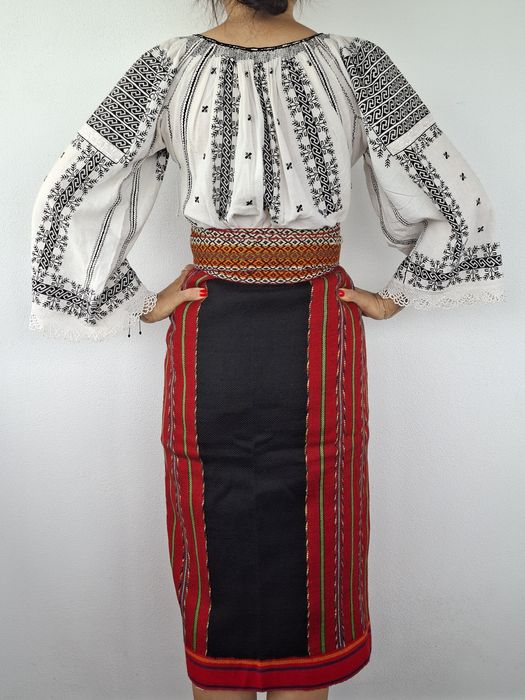 Vind costum popular traditional