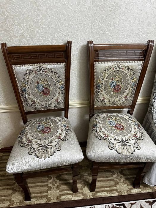 Комплект стол и стулья для гостиной