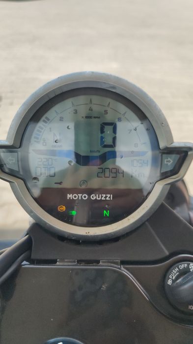 Moto guzzi V9 bobber centenario(2021)