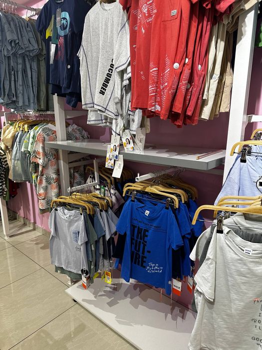 300м2 Кийим дукон учун мебель