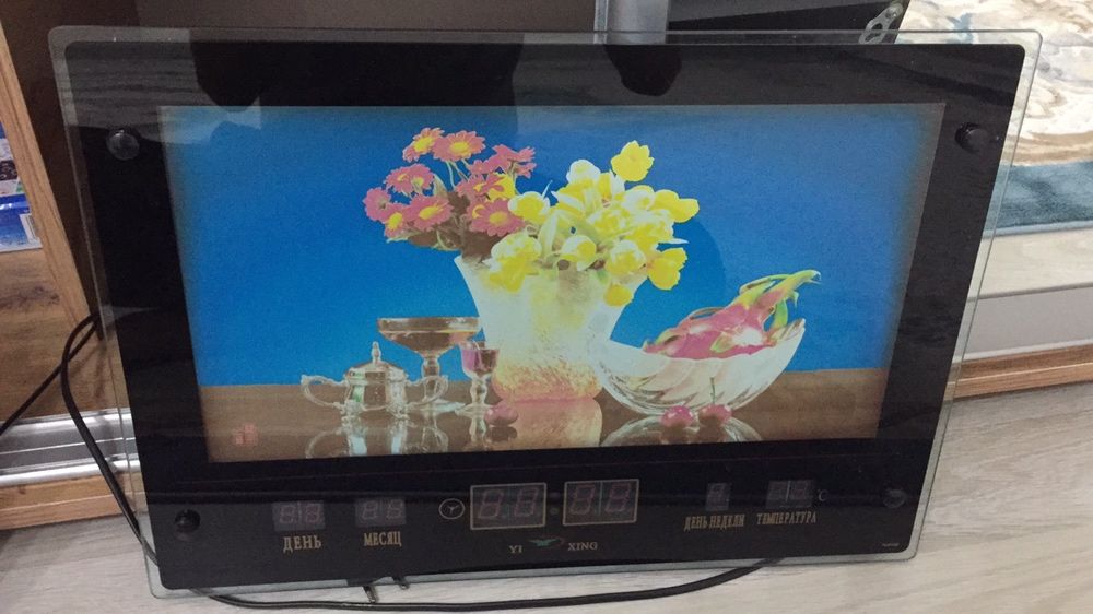 Электронный часы с водопадом